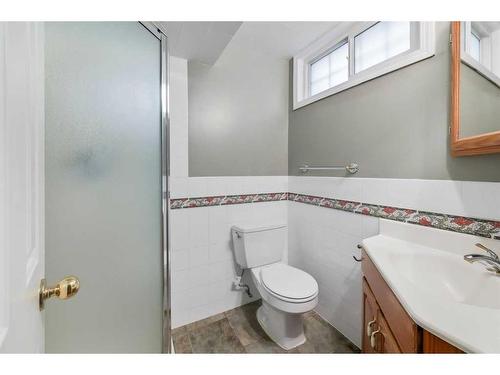 6028 Dalford Road Nw, Calgary, AB - Indoor Photo Showing Bathroom