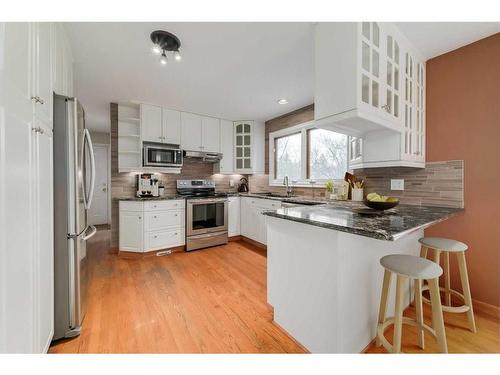 6028 Dalford Road Nw, Calgary, AB - Indoor Photo Showing Kitchen With Stainless Steel Kitchen With Upgraded Kitchen