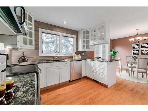 6028 Dalford Road Nw, Calgary, AB - Indoor Photo Showing Kitchen