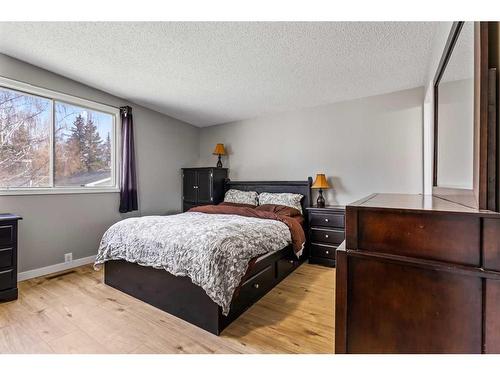456 Cedarille Crescent Sw, Calgary, AB - Indoor Photo Showing Bedroom
