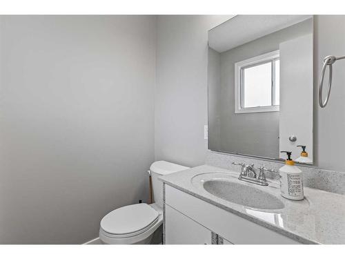 456 Cedarille Crescent Sw, Calgary, AB - Indoor Photo Showing Bathroom