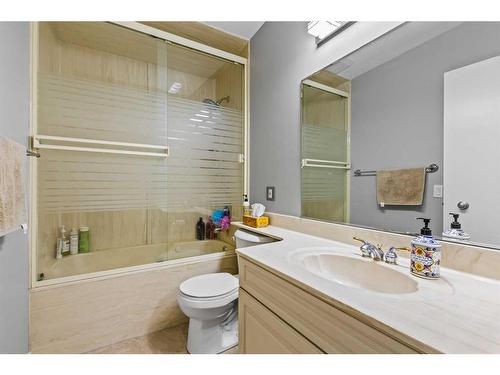 456 Cedarille Crescent Sw, Calgary, AB - Indoor Photo Showing Bathroom