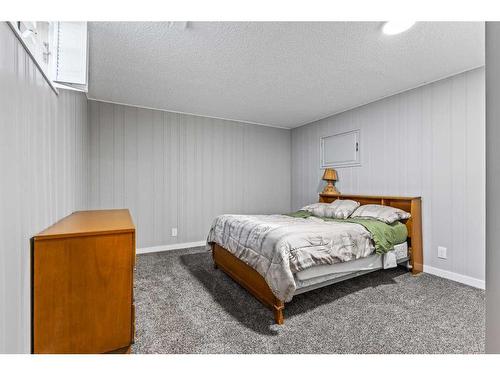 456 Cedarille Crescent Sw, Calgary, AB - Indoor Photo Showing Bedroom