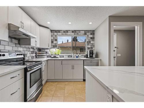 456 Cedarille Crescent Sw, Calgary, AB - Indoor Photo Showing Kitchen