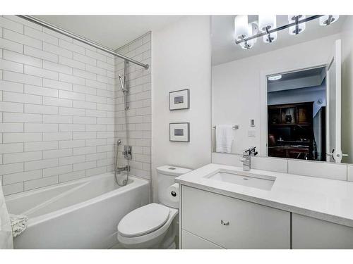1853 39 Avenue Sw, Calgary, AB - Indoor Photo Showing Bathroom