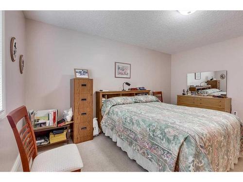 417 Regal Crescent, Trochu, AB - Indoor Photo Showing Bedroom