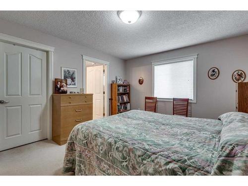 417 Regal Crescent, Trochu, AB - Indoor Photo Showing Bedroom