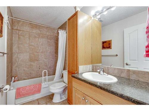 417 Regal Crescent, Trochu, AB - Indoor Photo Showing Bathroom