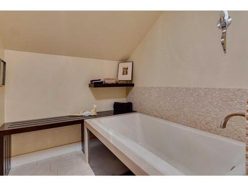 212-5555 Elbow Drive Sw, Calgary, AB - Indoor Photo Showing Bathroom