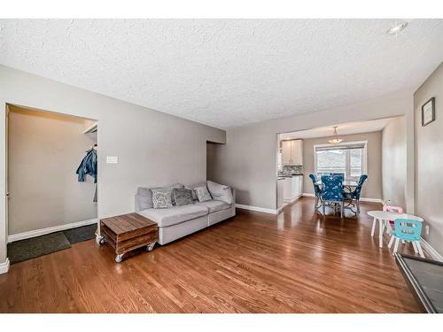 110 Warwick Drive Sw, Calgary, AB - Indoor Photo Showing Living Room