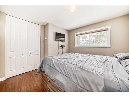 110 Warwick Drive Sw, Calgary, AB - Indoor Photo Showing Bedroom