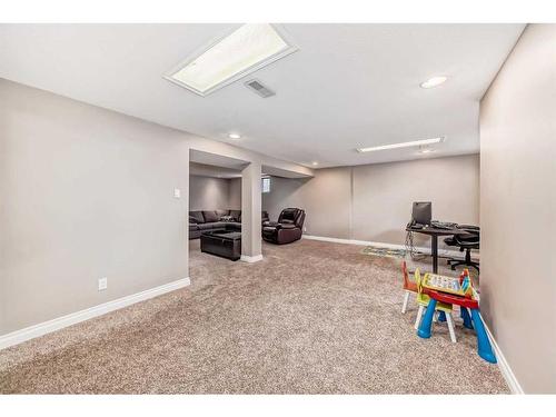 110 Warwick Drive Sw, Calgary, AB - Indoor Photo Showing Other Room