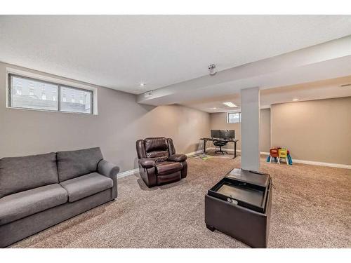 110 Warwick Drive Sw, Calgary, AB - Indoor Photo Showing Other Room
