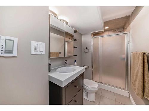 110 Warwick Drive Sw, Calgary, AB - Indoor Photo Showing Bathroom