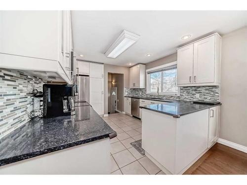 110 Warwick Drive Sw, Calgary, AB - Indoor Photo Showing Kitchen With Upgraded Kitchen