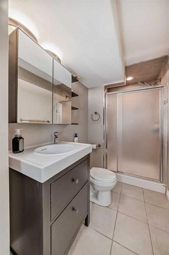 110 Warwick Drive Sw, Calgary, AB - Indoor Photo Showing Bathroom