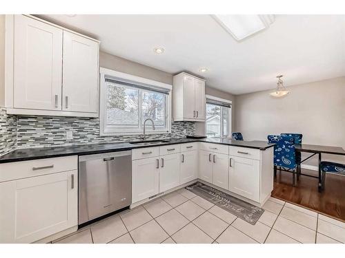 110 Warwick Drive Sw, Calgary, AB - Indoor Photo Showing Kitchen With Upgraded Kitchen