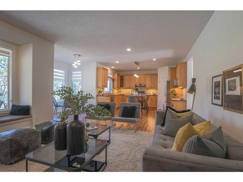 4690 Hamptons Way Nw, Calgary, AB - Indoor Photo Showing Living Room