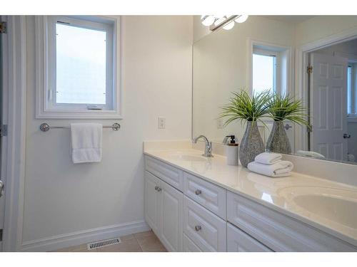 4690 Hamptons Way Nw, Calgary, AB - Indoor Photo Showing Bathroom