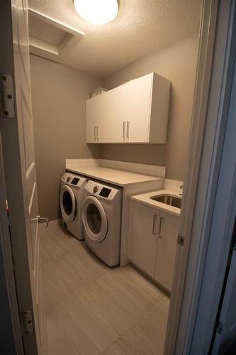 2-138 22 Avenue Ne, Calgary, AB - Indoor Photo Showing Laundry Room