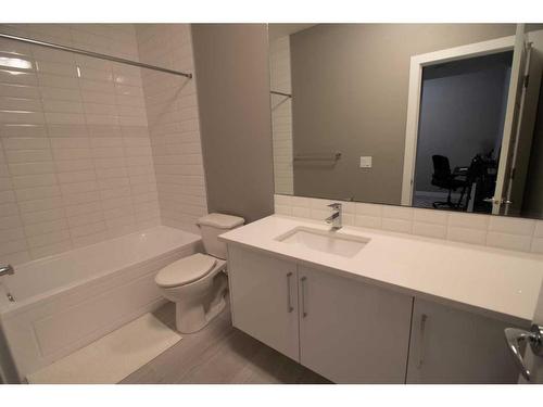 2-138 22 Avenue Ne, Calgary, AB - Indoor Photo Showing Bathroom