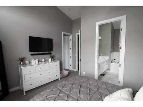 2-138 22 Avenue Ne, Calgary, AB - Indoor Photo Showing Bedroom