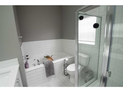 2-138 22 Avenue Ne, Calgary, AB - Indoor Photo Showing Bathroom