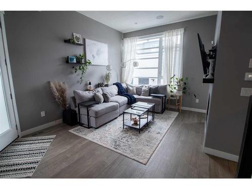 2-138 22 Avenue Ne, Calgary, AB - Indoor Photo Showing Living Room