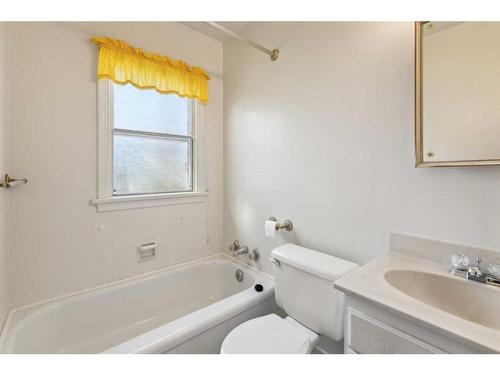 607 29 Avenue Nw, Calgary, AB - Indoor Photo Showing Bathroom