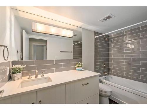 704-1011 12 Avenue Sw, Calgary, AB - Indoor Photo Showing Bathroom