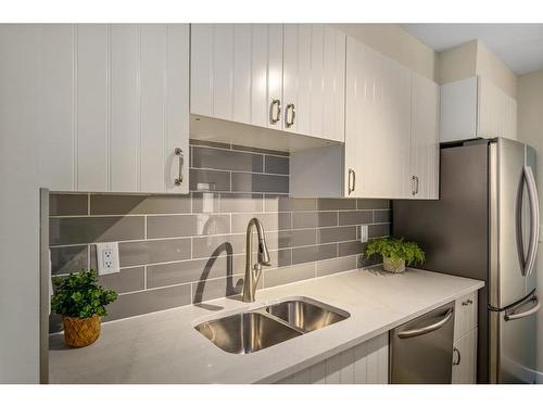 704-1011 12 Avenue Sw, Calgary, AB - Indoor Photo Showing Kitchen With Double Sink