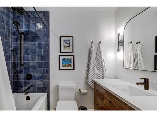 2611 7 Street Nw, Calgary, AB - Indoor Photo Showing Bathroom