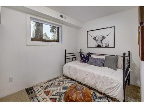 2611 7 Street Nw, Calgary, AB - Indoor Photo Showing Bedroom