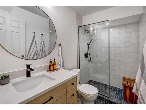2611 7 Street Nw, Calgary, AB - Indoor Photo Showing Bathroom