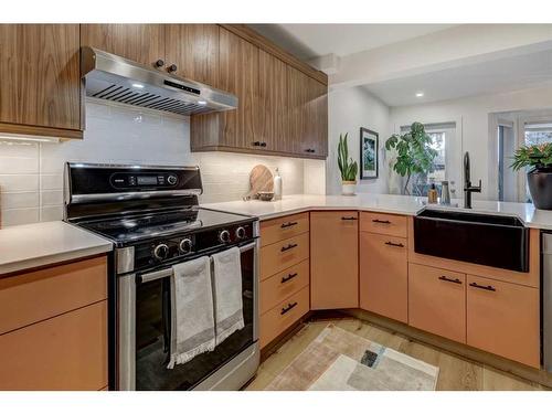 2611 7 Street Nw, Calgary, AB - Indoor Photo Showing Kitchen