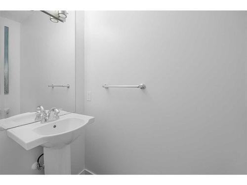 112 Ridge View Close, Cochrane, AB - Indoor Photo Showing Bathroom