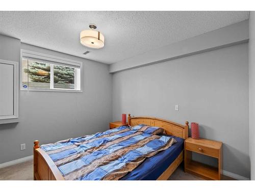 242 Mt Alberta Place Se, Calgary, AB - Indoor Photo Showing Bedroom