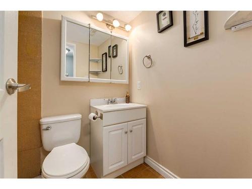 229 Sabrina Way Sw, Calgary, AB - Indoor Photo Showing Bathroom