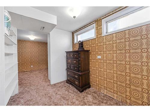 89 Gainsborough Drive Sw, Calgary, AB - Indoor Photo Showing Other Room