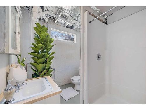 89 Gainsborough Drive Sw, Calgary, AB - Indoor Photo Showing Bathroom