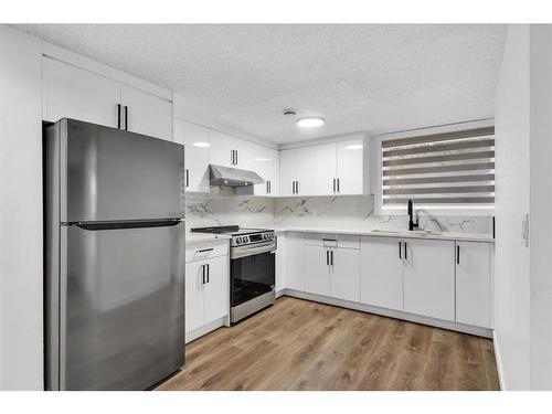 6044 5 Avenue Se, Calgary, AB - Indoor Photo Showing Kitchen