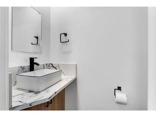 6044 5 Avenue Se, Calgary, AB - Indoor Photo Showing Bathroom
