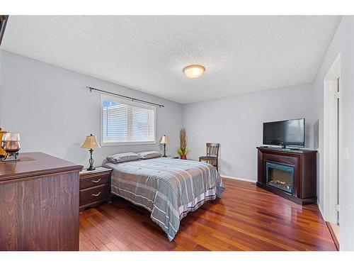 24 Westrose Avenue, Claresholm, AB - Indoor Photo Showing Bedroom