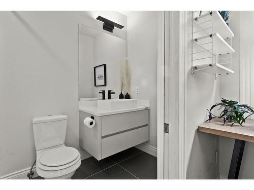 437 12 Street Nw, Calgary, AB - Indoor Photo Showing Bathroom