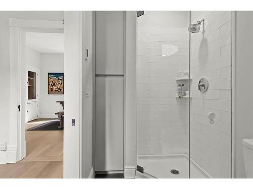 437 12 Street Nw, Calgary, AB - Indoor Photo Showing Bathroom