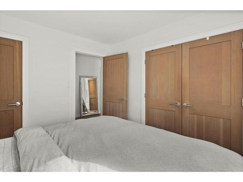 437 12 Street Nw, Calgary, AB - Indoor Photo Showing Bedroom