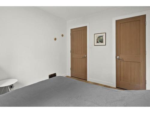 437 12 Street Nw, Calgary, AB - Indoor Photo Showing Bedroom