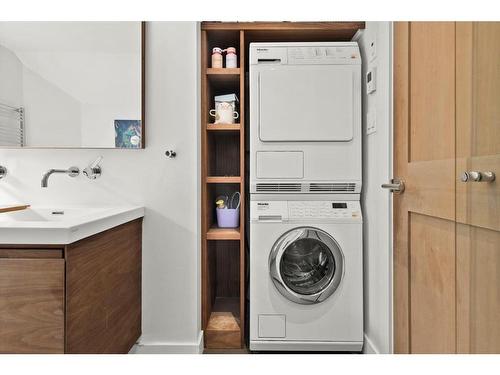 437 12 Street Nw, Calgary, AB - Indoor Photo Showing Laundry Room