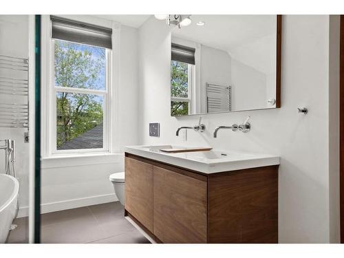 437 12 Street Nw, Calgary, AB - Indoor Photo Showing Bathroom