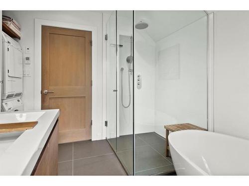 437 12 Street Nw, Calgary, AB - Indoor Photo Showing Bathroom